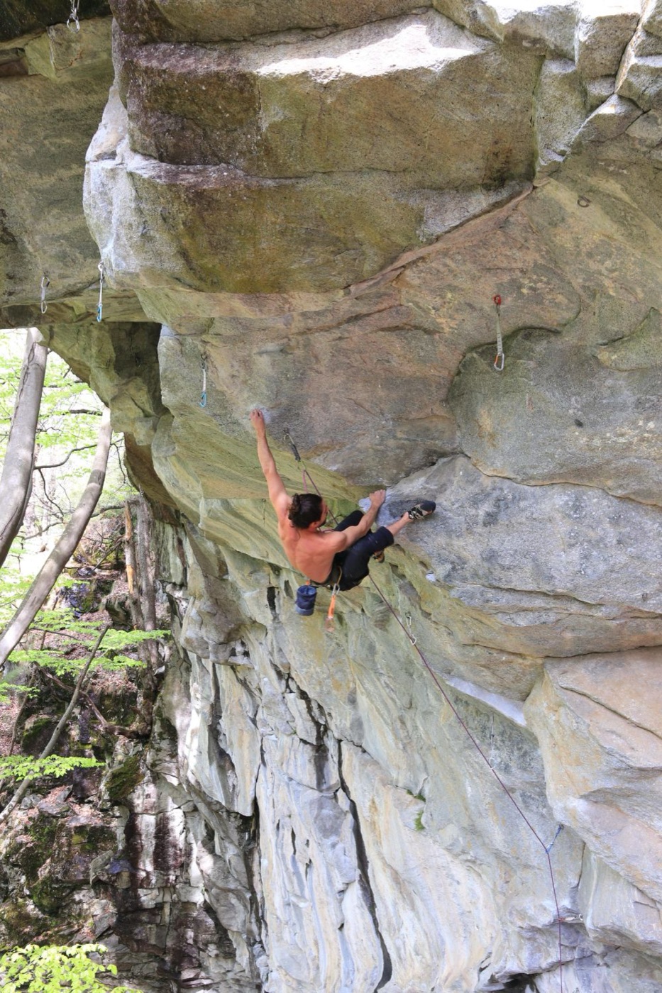 Francesco Federighi mentre arrampica su uno strapiombo in falesia