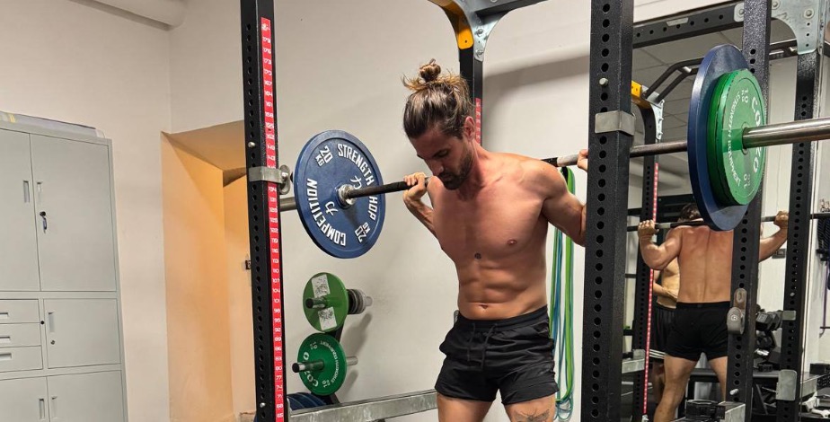 Francesco Federighi, fisioterapista di FisioHub, durante un allenamento di squat